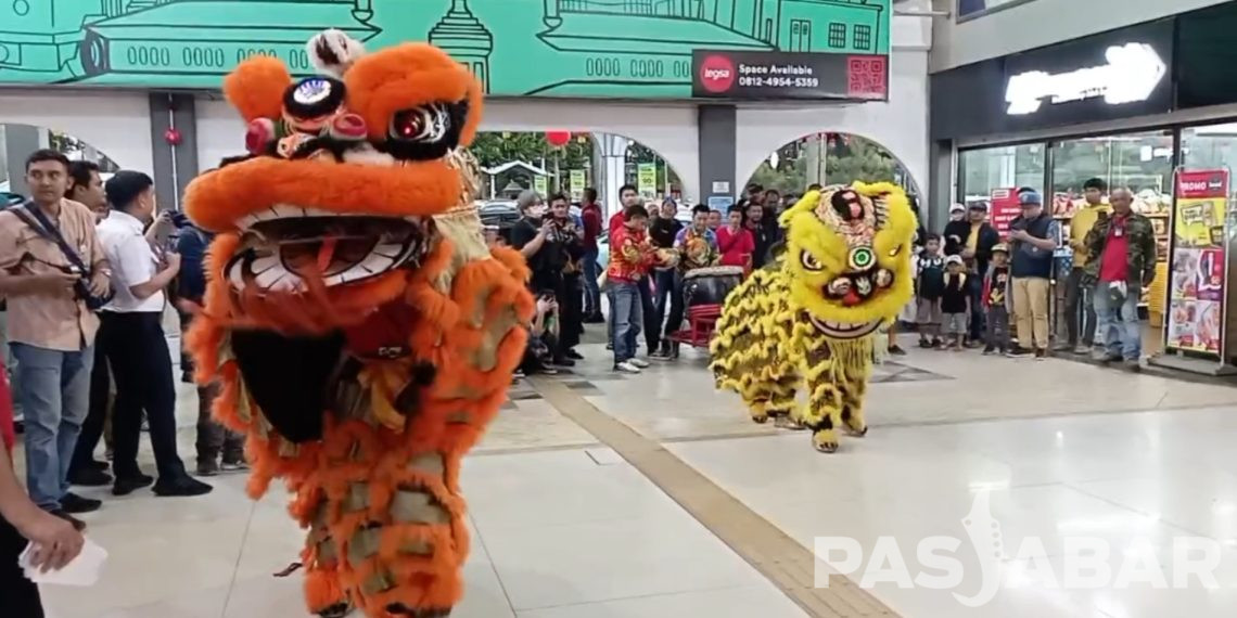 Meriahkan Tahun Baru Imlek Aktraksi Barongsai Ada Di Stasiun Bandung