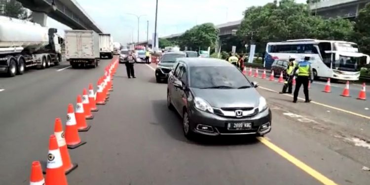 One Way Dan Contraflow Kembali Berlaku Di Ruas Tol Jakarta Cikampek Pasjabar 8229