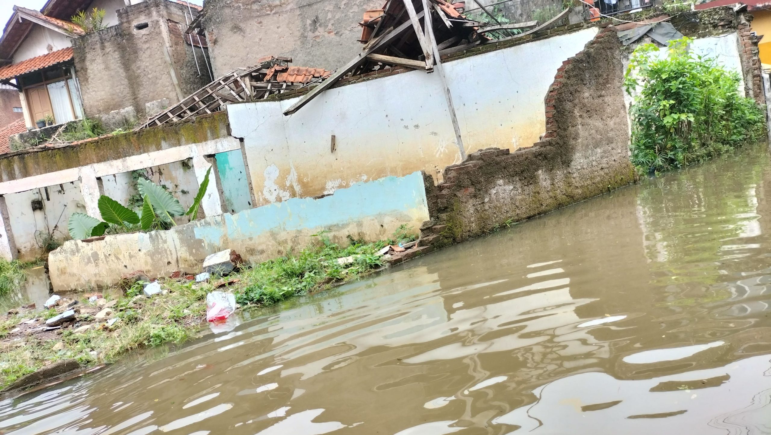 Sejumlah rumah kosong di Dayeuhkolot ditinggal pemiliknya bertahun-tahun akibat banjir.