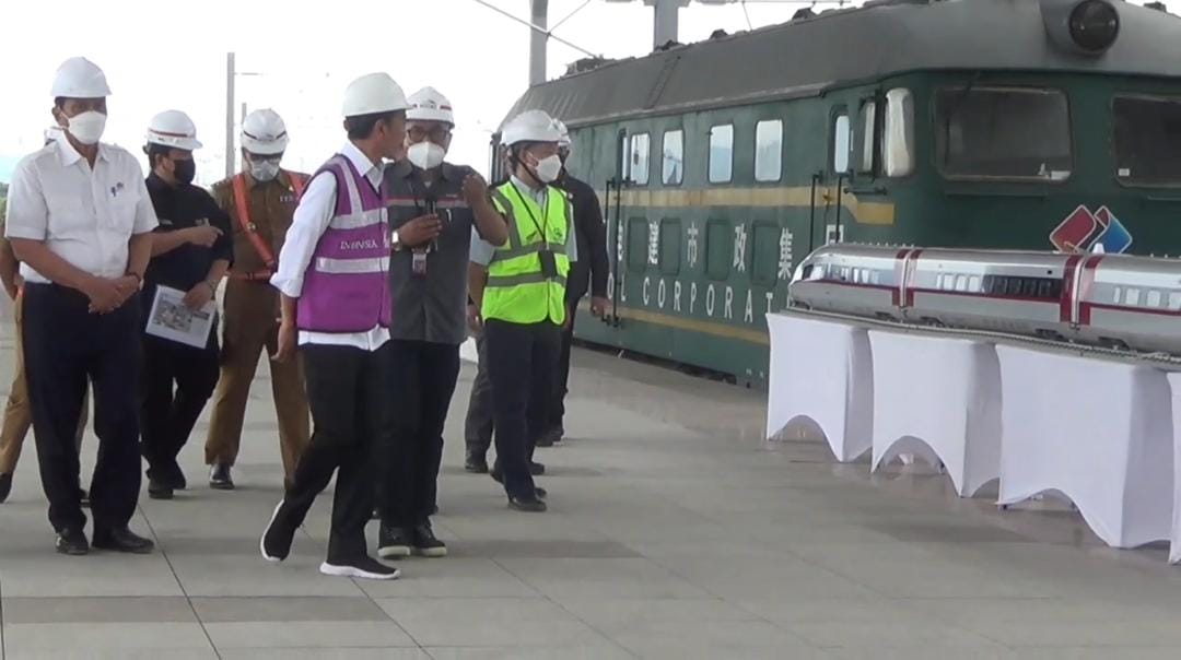 Presiden Jokowi saat meninjau Proyek Kereta Cepat Jakarta Bandung di stasiun Tega Luar. (Foto: fal/pasjabar)