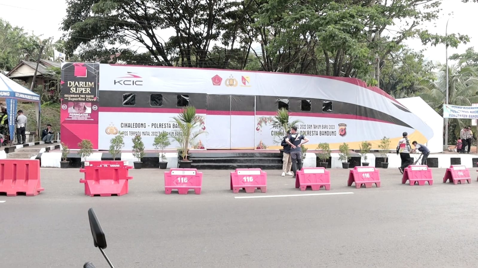 Polresta Bandung Dirikan Pos Pam Bentuk Kereta Cepat dan Avatar