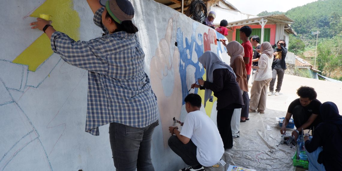 Creavill, Mural Bandung, dan ITB Press Kolaborasi Angkat Potensi Kampung Merak Dampit