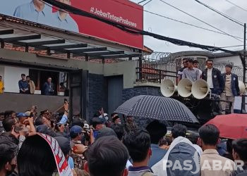 Ratusan Mahasiswa Jabar Aksi Tuntut 11 Poin Pada Prabowo Gibran