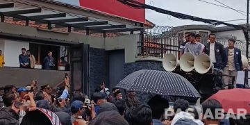 Ratusan Mahasiswa Jabar Aksi Tuntut 11 Poin Pada Prabowo Gibran