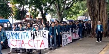 Buntut Kisruh UKT ITB Viral Ratusan Mahasiswa Datangi Rektorat ITB