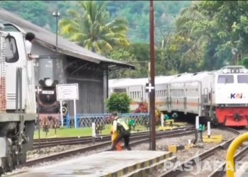 Petugas Selamatkan Anak yang Hampir Tertemper KA di Stasiun Cibatu