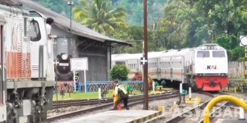 Petugas Selamatkan Anak yang Hampir Tertemper KA di Stasiun Cibatu