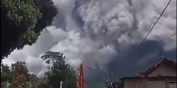 Merapi Muntahkan Awan Panas, Sejumlah Wilayah di Jawa Tengah Hujan Abu