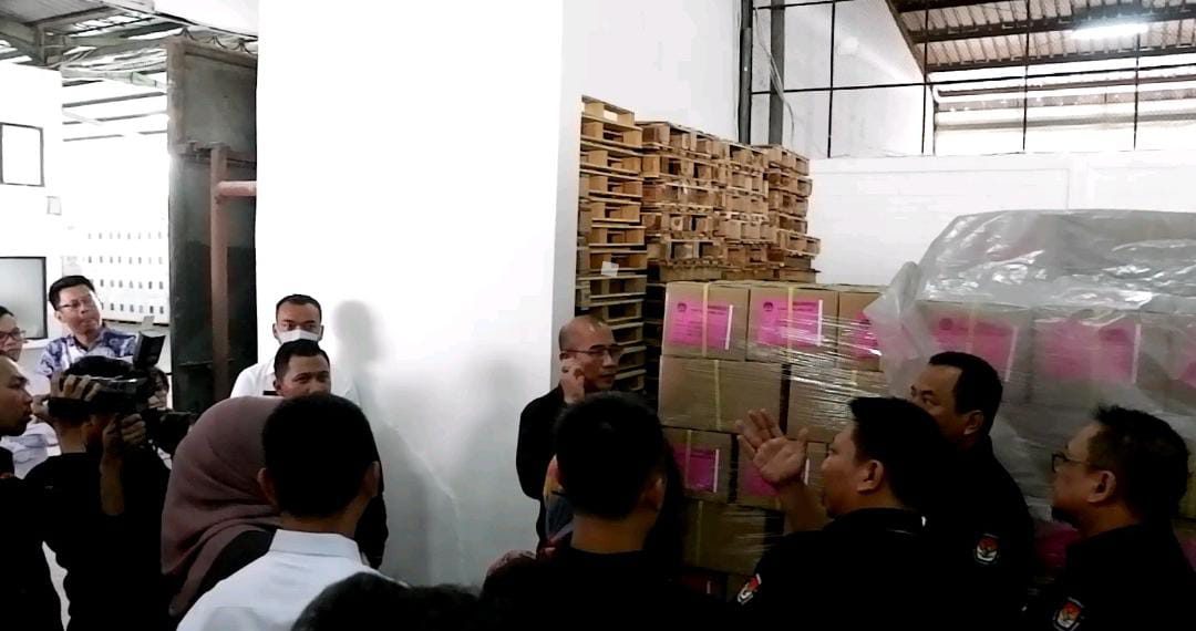 Ketua KPU RI Tinjau Gudang Logistik Pemilu KPU Kota Bandung