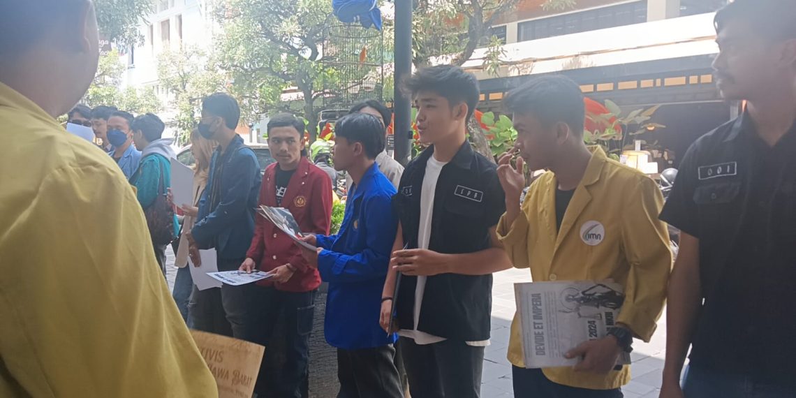 Aliansi Aktivis Jawa Barat Bagikan Brosur Serukan Pemilu Damai