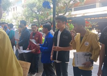 Aliansi Aktivis Jawa Barat Bagikan Brosur Serukan Pemilu Damai