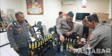 Ratusan Botol Minuman Keras Ilegal Dirazia Petugas Jelang Malam Tahun Baru