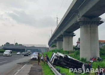 Truk Air Terguling Tabrak Pembatas Jalan Tol