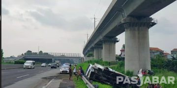 Truk Air Terguling Tabrak Pembatas Jalan Tol