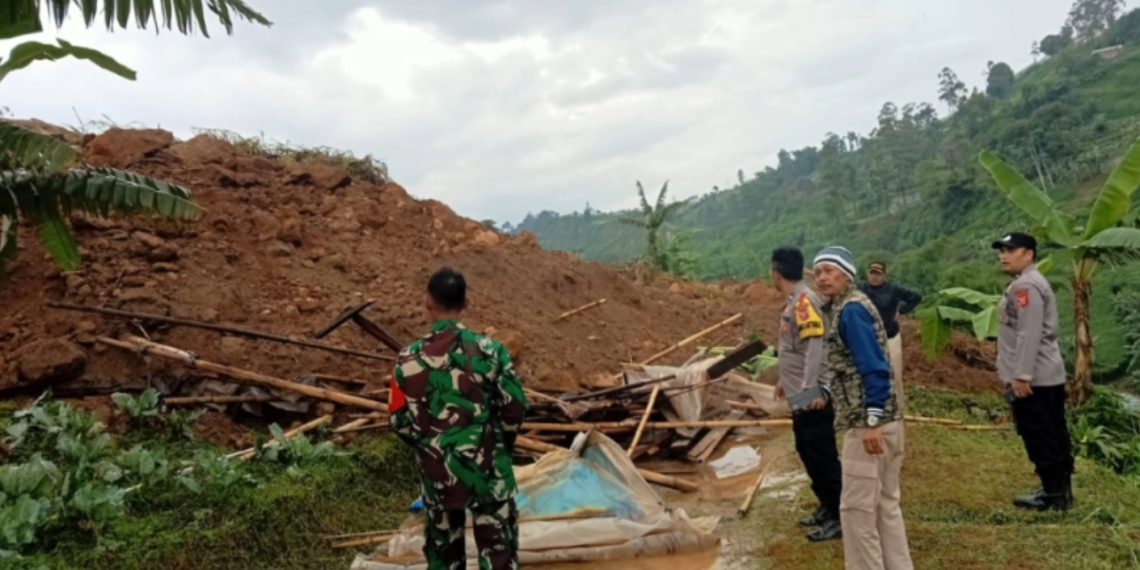 Petani Terseret Longsor di Bandung Barat Saat Mengepak Sayuran