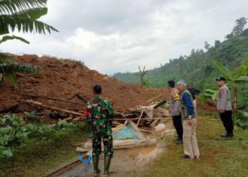 Petani Terseret Longsor di Bandung Barat Saat Mengepak Sayuran