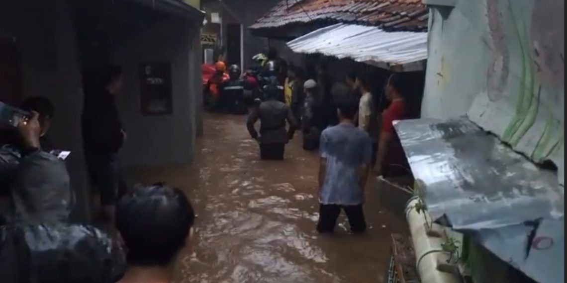 Banjir Bandang Disertai Lumpur Terjang Kota Bandung