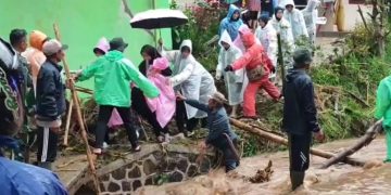 Akibat Longsor di Hulu Sungai, Kampung Cibodas Lembang Terendam Lumpur