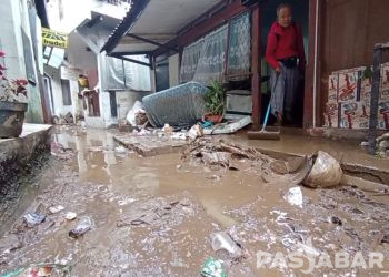 Warga Braga Bandung Bersihkan Air Banjir dan Lumpur dengan Alat Seadanya