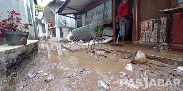 Warga Braga Bandung Bersihkan Air Banjir dan Lumpur dengan Alat Seadanya