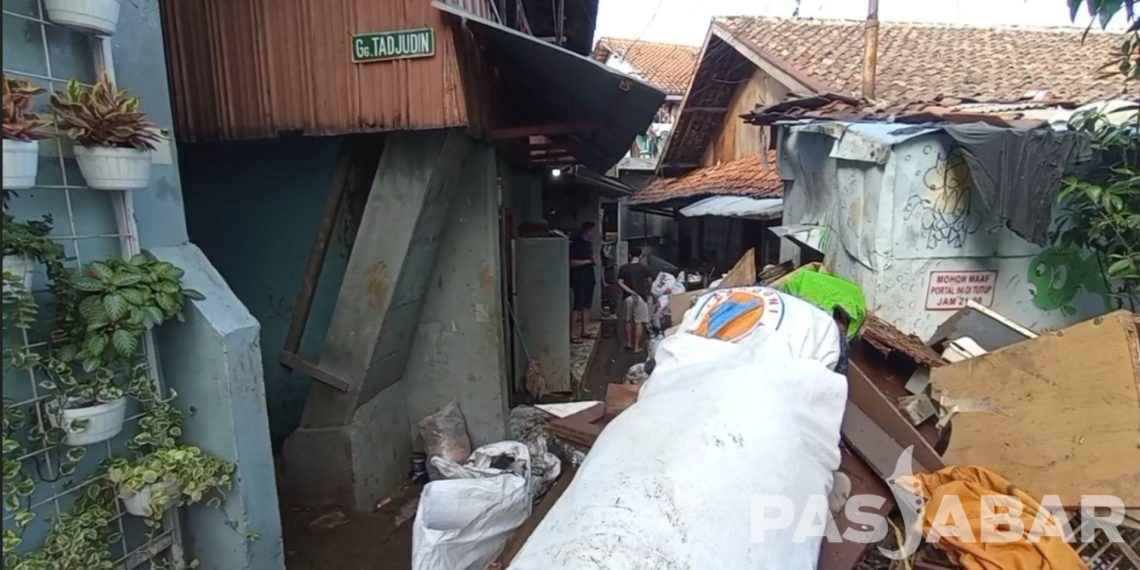 Tembok Rumah Warga di Sungai Cikapundung Belum Diperbaiki