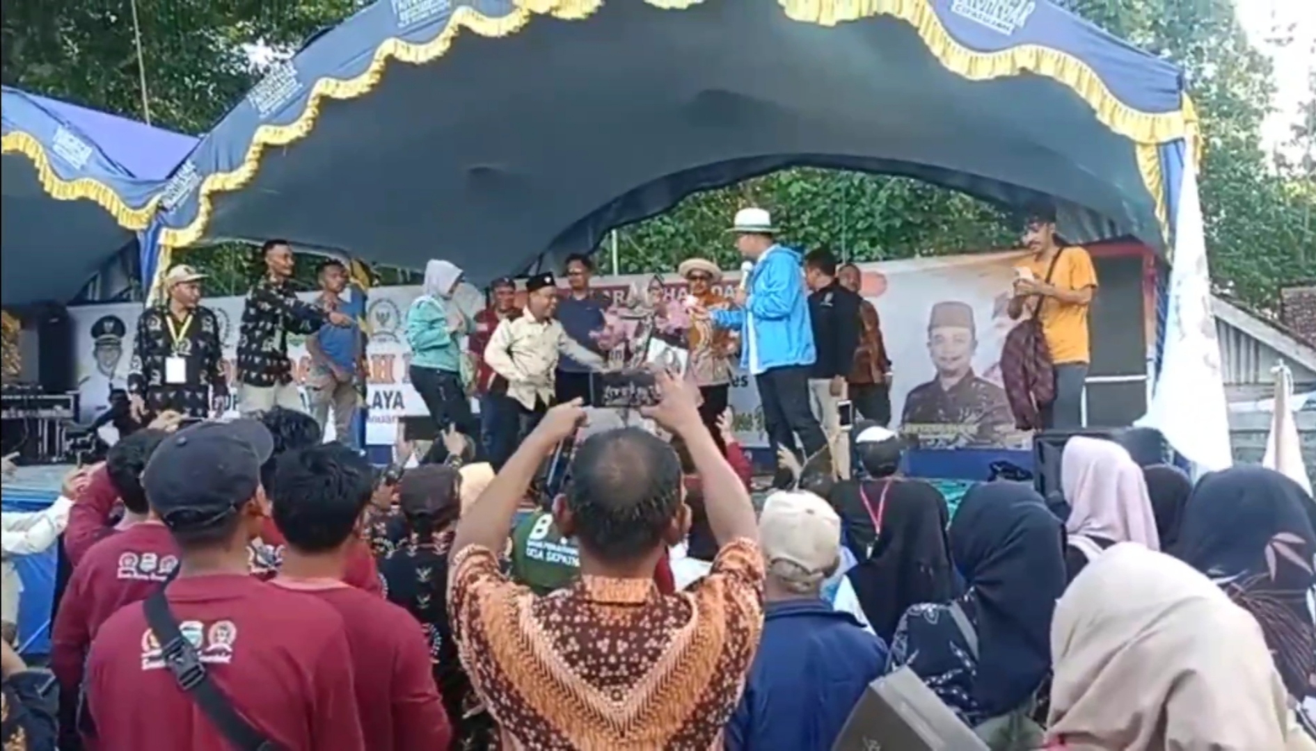 Ridwan Kamil Diduga Kampanye Bagi Uang ke Aparatur Desa