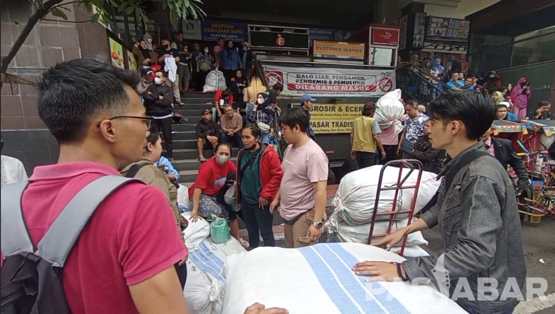 Pedagang Pasar Baru Kota Bandung Dibawa ke Rumah Sakit Akibat Basement Kebakaran