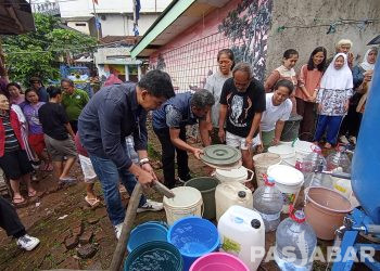 Warga Braga Bandung Dapat Bantuan Air Bersih dari PDAM Tirtawening