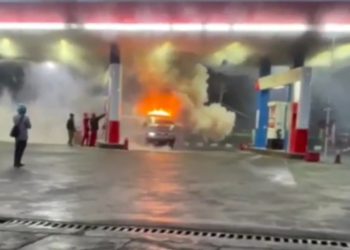 Sebuah Minibus Terbakar di SPBU Cikamuning Padalarang