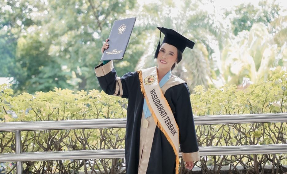 Gemilang dalam Prestasi: Kisah Sukses Endah Marlovia Mahasiswi Terbaik UNPAS