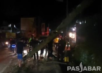 Pengendara Motor Tertimpa Pohon Tumbang di Lembang