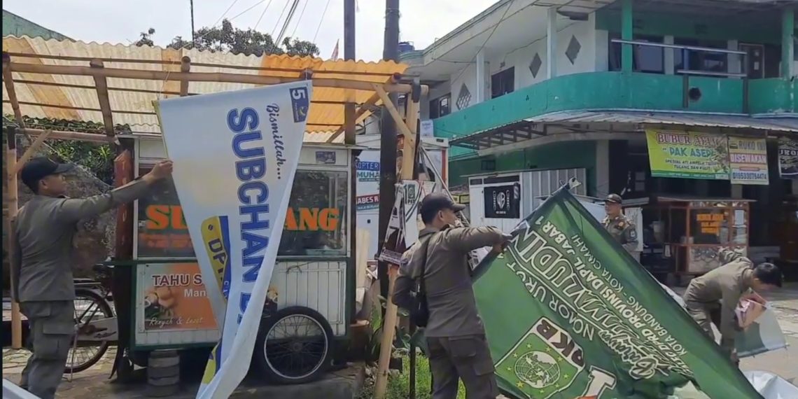 Satpol PP Kota Cimahi Tertibkan APK yang Melanggar