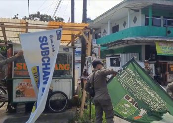 Satpol PP Kota Cimahi Tertibkan APK yang Melanggar