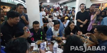 Gibran Rakabuming Sempatkan Makan Seblak Saat Kampanye di Kota Bandung