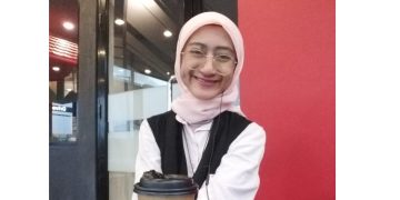 Dibalik Ilmu dan Prestasi: Regita Cahya Karima, Mahasiswa S3 yang Berdedikasi