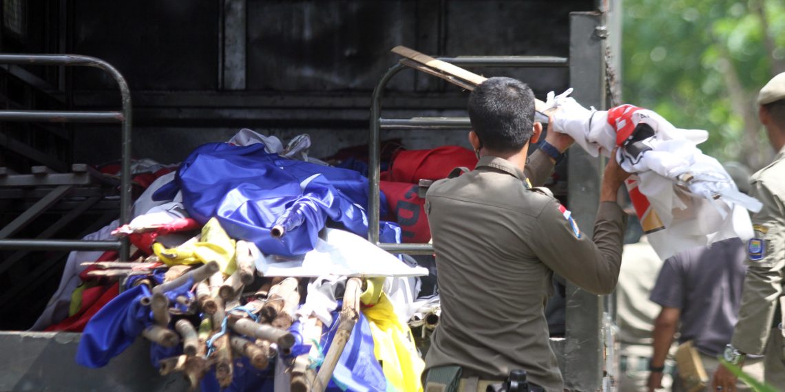 FOTO: PENERTIBAN ALAT PERAGA KAMPANYE