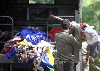 FOTO: PENERTIBAN ALAT PERAGA KAMPANYE