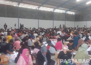 Ratusan Warga Lipat Surat Suara Pemilu 2024, Segini Upahnya!