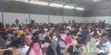 Ratusan Warga Lipat Surat Suara Pemilu 2024, Segini Upahnya!