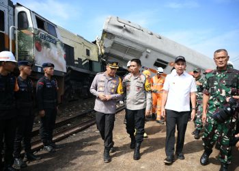 Pj Gubernur Jabar Tinjau Lokasi Kecelakaan KA Turangga dengan KA Lokal Bandung Raya