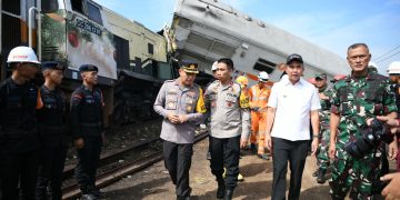 Pj Gubernur Jabar Tinjau Lokasi Kecelakaan KA Turangga dengan KA Lokal Bandung Raya