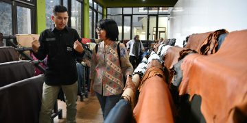 Garut Miliki Tenun Sutra dan Produk Olahan Kulit Unggulan