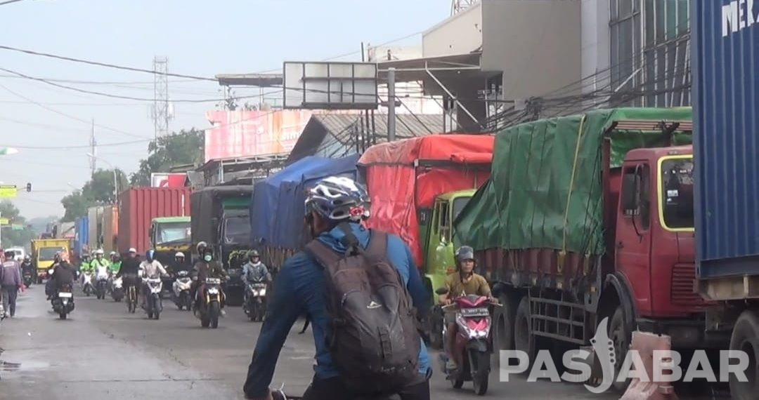 Puluhan Truk Kontainer Tak Bisa Gerak Akibat Banjir Dayeuhkolot