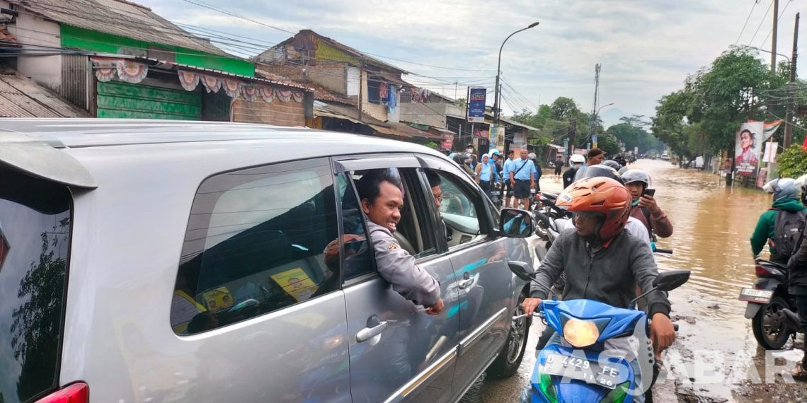 Perusahaan di Dayeuhkolot Gunakan Mobil Kantor untuk Jemput Karyawan yang Terjebak Banjir