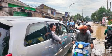 Perusahaan di Dayeuhkolot Gunakan Mobil Kantor untuk Jemput Karyawan yang Terjebak Banjir