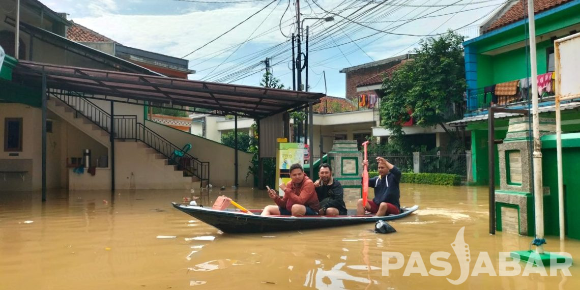 Banjir Masih Merendam Dayeuhkolot Hingga 1,5 Meter