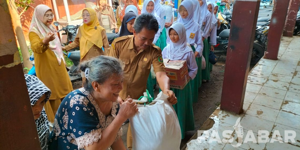Ajarkan Kepeduliaan Siswa, SMPN 1 Dayeuhkolot Beri Bantuan Korban Banjir Bandang