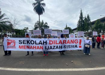 Ijazah Anak Ditahan Sekolah, Puluhan Orang Tua Gelar Aksi Demonstrasi di Gedung Sate