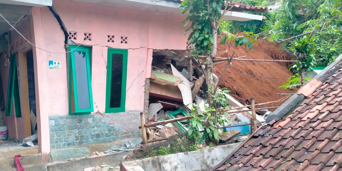 Ratusan Warga Sukabumi yang Terancam Longsor Pindah ke Pengungsian