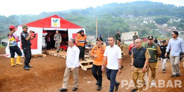 Bey Machmudin Larang Pengungsi Ambil Barang yang Tertimbun Longsor di Sukabumi